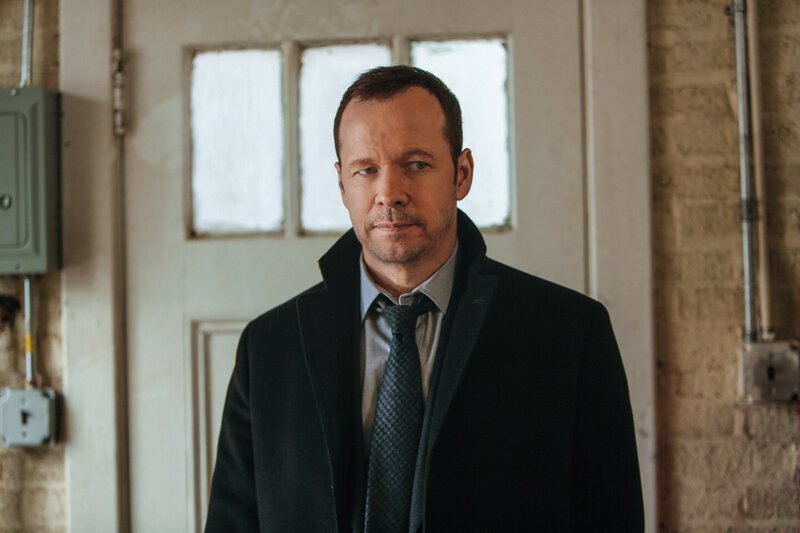 30 Sekunden hätten gereicht und Danny (Donnie Wahlberg) hätte seinen Mörder gefunden. Doch ausgerechnet seine Frau Linda verweigert ihm das Gespräch und sorgt so indirekt dafür, dass der amoklaufende Drogendealer entkommt … – Bild: © 2013 CBS Broadcasting Inc.  /​ Craig Blankenhorn /​ Craig Blankenhorn