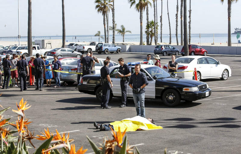 Noch haben Callen (Chris O’Donnell, r.) und seine Kollegen keinen Hinweis, wer und was hinter dem Mord steckt, an dem sie gerade ermitteln … – Bild: CBS Broadcasting, Inc. /​ Robert Voets