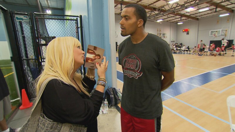 Julia Leischik (l.) reist in die USA und lässt dort nichts unversucht, um Willie James zu finden … – Bild: © SAT.1