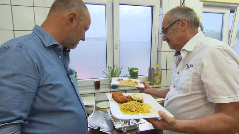 Frank Rosin (l.) soll Diana Dehner und ihrem Team helfen, damit im Gasthaus „Kleineschle“ wieder mehr los ist. Doch wird es ihnen gemeinsam gelingen? – Bild: Kabel Eins