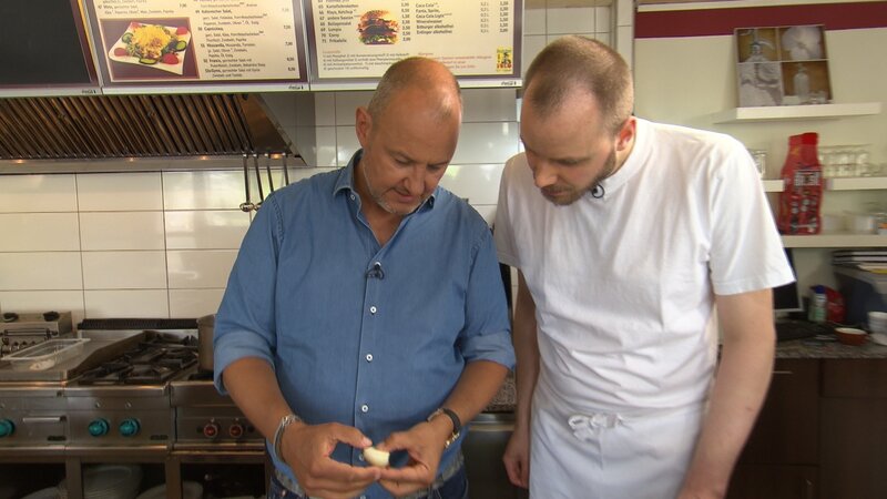 Frank Rosin (l.) reist nach Geilenkirchen, um dort einem Imbiss wieder auf die Beine zu helfen. Der Sternekoch versucht, unter anderem Björn (r.) zu zeigen, wie er mit frischen Zutaten kochen kann … – Bild: Kabel Eins