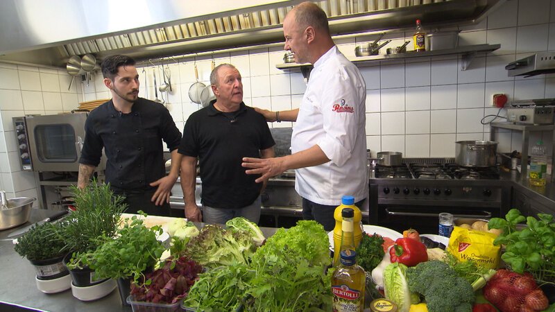 Werden Michael (M.) und sein Team vom „Silberpfeil“ es schaffen, Frank Rosins (r.) Testesser zu überzeugen? – Bild: Kabel Eins