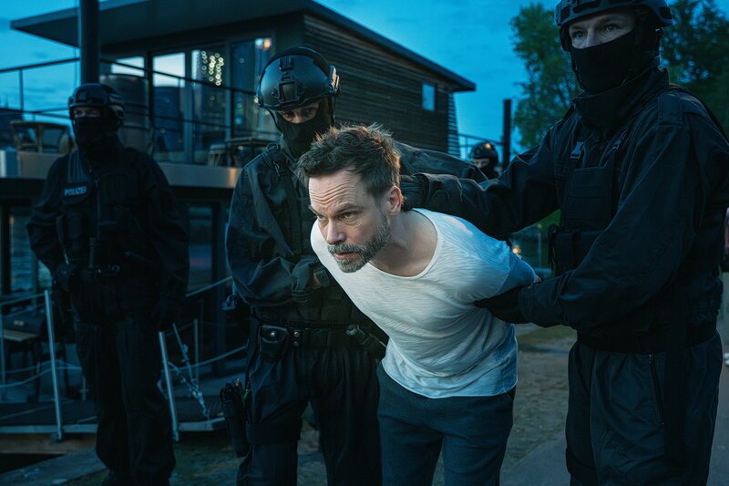 Ein Fall für Zwei, Falsches Spiel, Wanja Mues als Leo Oswald (vorne 2.v.r.) – Bild: SRF1