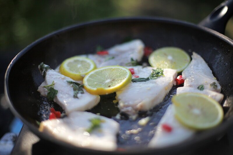 Zu Tisch Kalabrien Italien In Bergamottensaft marinierter Schwertfisch – Bild: SRF/​Berlin Producers Media/​Bernd Potschka