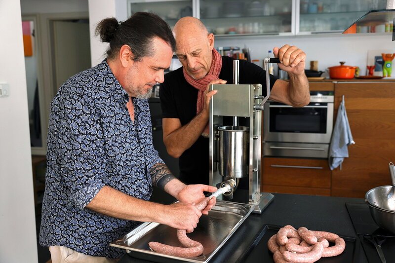 Zu Tisch – Berlin – Deutschland. Jan Wischnewski und Tomas Erhart beim Wursten. – Bild: SRF/​Berlin Producers Media/​Dieter Stürmer