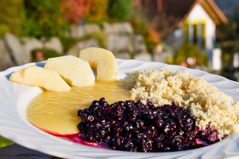 Zu Tisch
Liechtenstein
Gerösteter Rebel mit Apfel- und Holundermus – Bild: SRF1