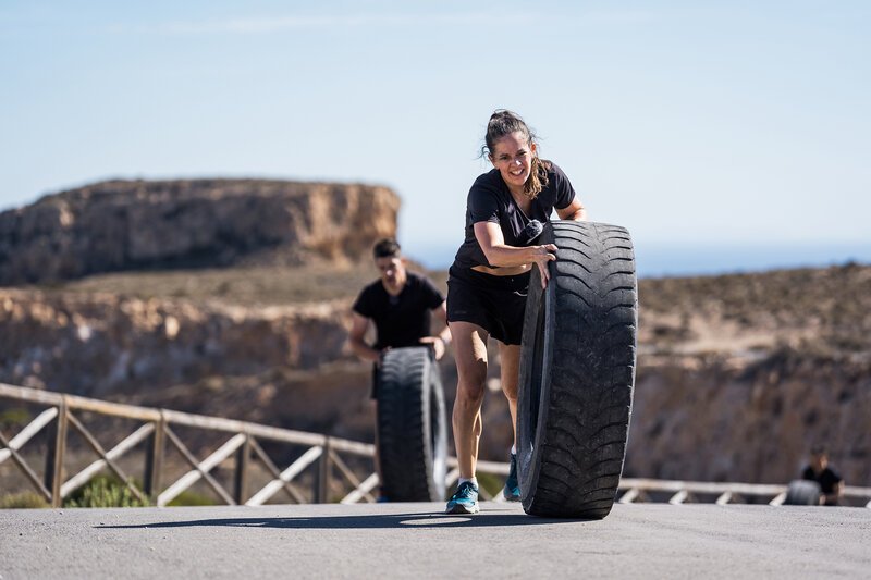 Champion der Champions Sieben ehemalige Sportstars stellen sich einem harten Wettkampf in unterschiedlichen Disziplinen. Dabei leben sie während einer Woche gemeinsam in Andalusien. Patty Schnyder Folge 1 – Bild: SRF/​Valeriano di Domenico