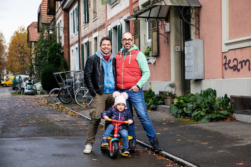 SRF bi de Lüt – Familiensache; v.l. Raphael und Ciccio mit ihrer Tochter Gaia – Bild: SRF/​Matthias Willi