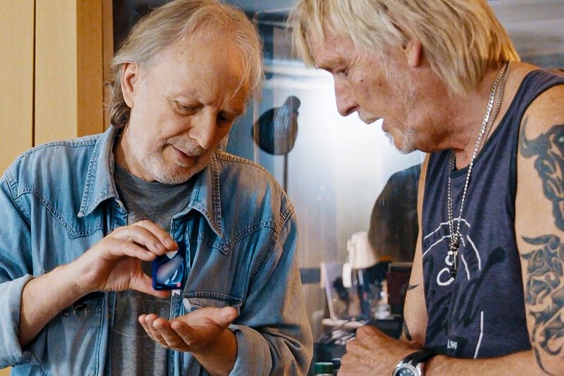 I’ll remember you, Die Serie, Staffel 1, Folge 4, Düde Dürst spendiert Schöre Mülle ein Minzbonbon – von den beiden scherzhaft als «LSD» bezeichnet. – Bild: SRF/​Milan