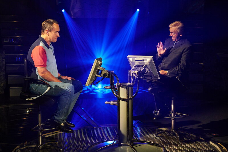 Quiz
Folge 2
Matthew Macfadyen als Charles Ingram, Michael Sheen als Chris Tarrant
SRF/​2019 AMC Film Holdings LLC/​AMC/​ITV/​Sony Pictures Television/​Matt Frost – Bild: SF2