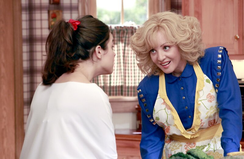 L-R: Erica Goldberg (Hayley Orrantia), Beverly Goldberg (Wendi McLendon-Covey). – Bild: 2014, 2015 Sony Pictures Television Inc. All Rights Reserved. /​ Ron Tom Lizenzbild frei