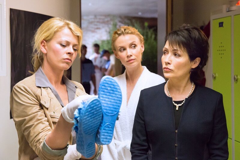 Kommissarin Kristina Katzer (Isabell Gerschke, l.) ermittelt im Wellness-Tempel. Weder Uschi Rüther (Masha Tokareva, M.) noch Diana Langkamp (Anke Sevenich, r.) können sich den Mord an Saunameister Beyer erklären. – Bild: NDR/​ARD/​Andreas Wünschirs