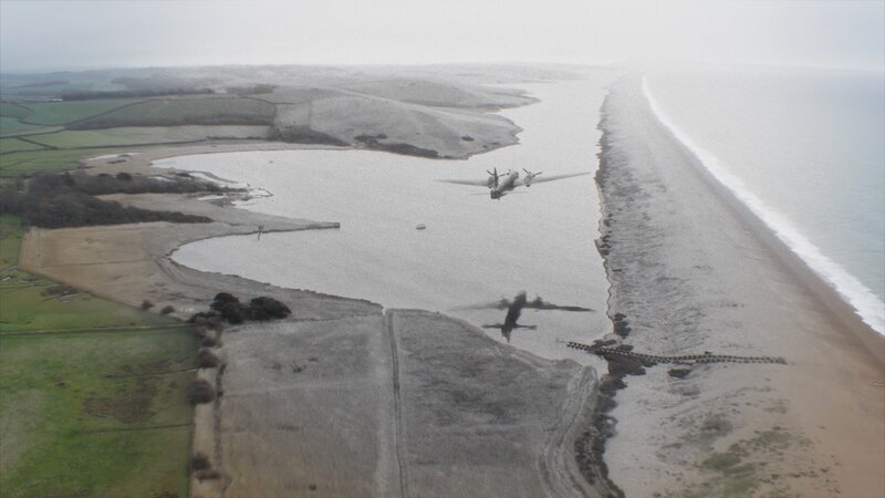 Wellington-Bomber fliegt über Chesil Beach. (Dinnick & Howells) – Bild: National Geographic