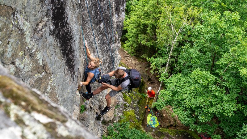 Making Of: Eduardo Gellner mit Agnes Zintl beim Klettern am Danielsberg (ServusTV). – Bild: Eduardo Gellner /​ Eduardo Gellner ServusTV