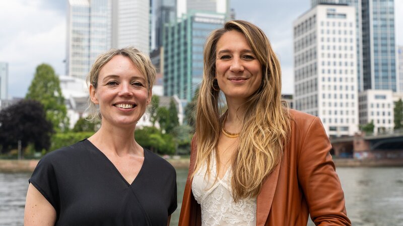 Die Kulturhistorikerin und Burn-out Coachin Anna Schaffner (l.) beleuchtet die gesellschaftliche Dimension des Burnouts zusammen mit Biologin Jasmina Neudecker (r.). – Bild: Max Leitmeier