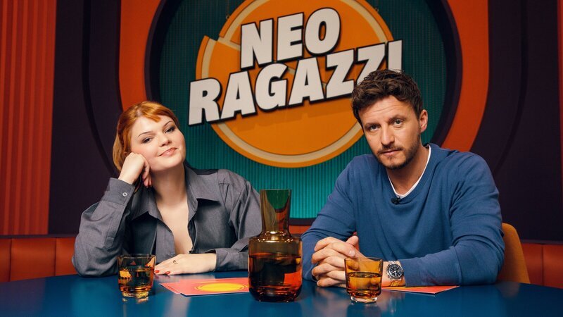 Sophie Passmann und Tommi Schmitt freuen sich auf eine neue Folge „Neo Ragazzi“. – Bild: ZDF