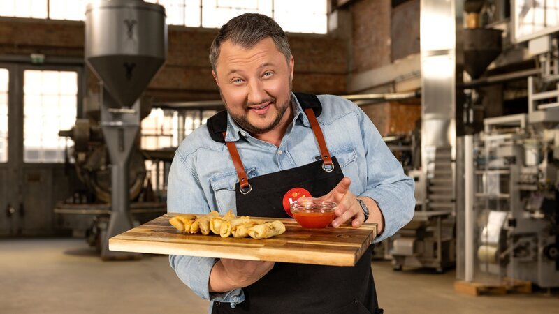 Sebastian Lege deckt die Tricks günstiger Asia-Restaurants auf: Hinter den beliebten Mini-Frühlingsrollen steckt eine riesige Industrie. In Fernost stellen Fabriken die Tiefkühlprodukte für die ganze Welt her. Tatsächlich wird bis heute per Hand gerollt, zu niedrigsten Löhnen. – Bild: ZDF