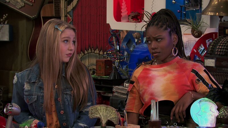 L-R: Piper Hart (Ella Anderson), Charlotte Page (Riele Downs) – Bild: Paramount