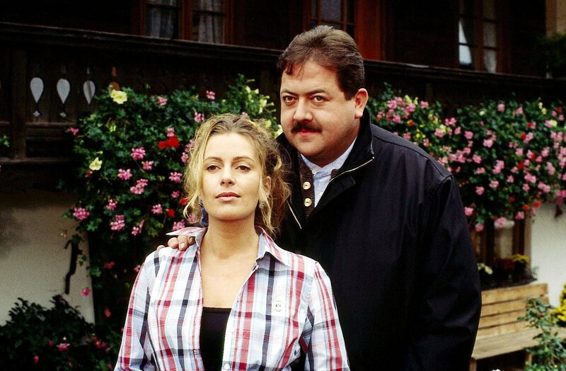 Selten sind Kommissar Hofer (Joseph Hannesschläger) und seine Schwester Marie (Karin Thaler) so einträchtig. – Bild: ORF/​ZDF