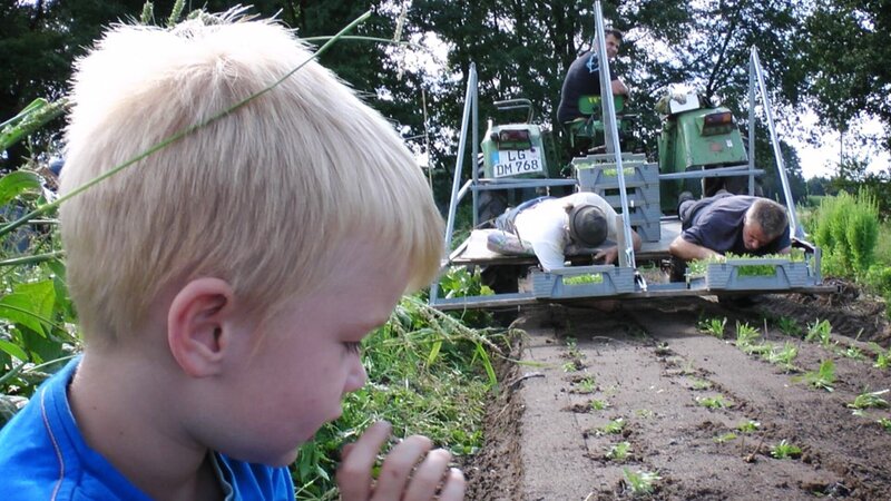 Agricultural experts take soil samples at the farm of arable farmer Achim Warnke. – Bild: Warner Bros. Discovery