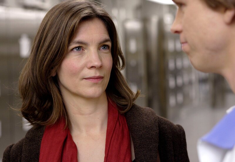 Irene Huss (Angela Kovacs, links) muss die Identität einer Leiche aufklären, die bis zur Unkenntlichkeit verstümmelt wurde. – Bild: ARD Degeto/​Illusion Film/​Aristarhova