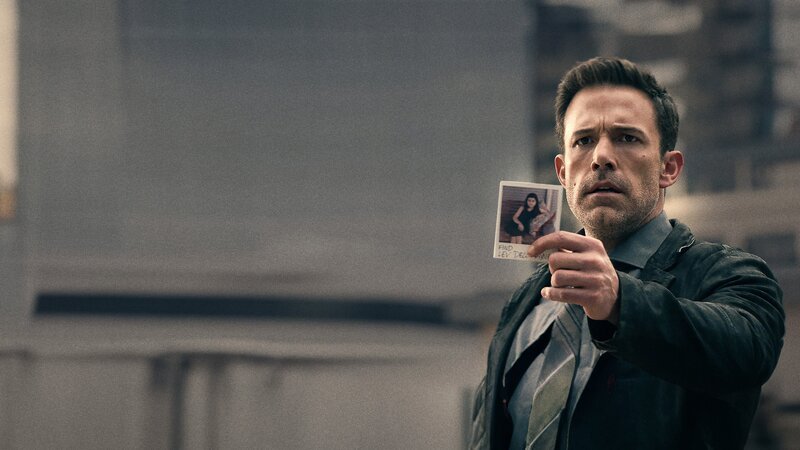 Rourke (Ben Affleck) ist seit drei Jahren auf der Suche nach seiner verschollenen Tochter. – Bild: Ryan Green /​ ZDF