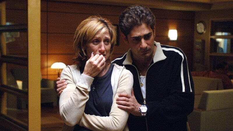Medium shot standing in waiting area, of Edie Falco as Carmela Soprano crying and Michael Imperioli as Chistopher Moltisanti comforting her. – Bild: Sky Channel
