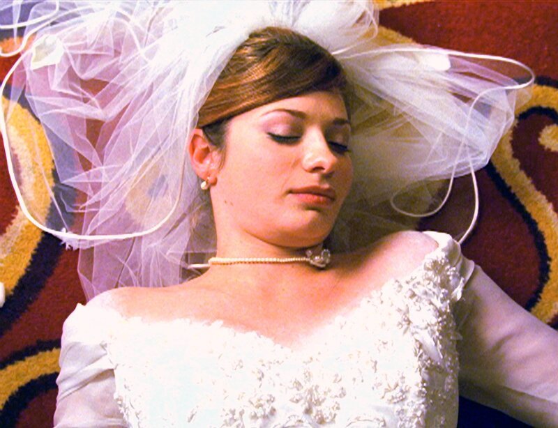 Am Traualtar bricht Hannah Bloom (Abbe Meryl) tot zusammen. Wurde sie von einer Kontrahentin vergiftet? – Bild: Nitro