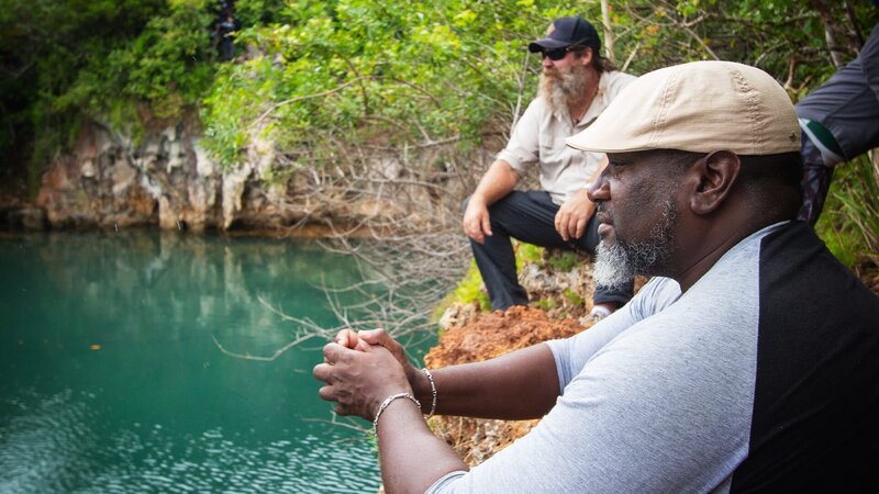 Chuck Meier (l.) und Moe Mottice (hinter) – Bild: Warner Bros. Discovery