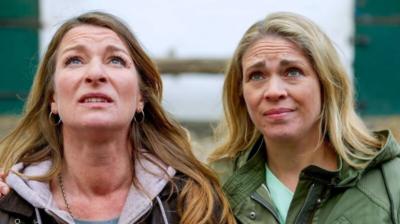 Carla (Maria Fuchs l.) will sofort auf den Pferdehof ziehen. Britta (Jelena Mitschke r.) hält das für eine Schnapsidee, will Carla (Maria Fuchs l.) aber an ihrem ersten Abend nicht allein lassen und kommt mit ihr. – Bild: NDR