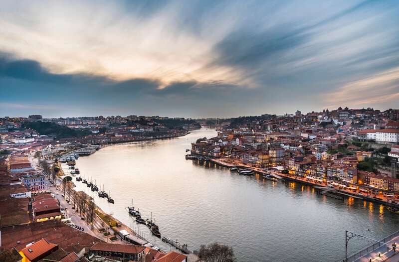Porto – die Stadt am Douro beeindruckt mit ihrer zum UNESCO-Welterbe gehörenden Altstadt, der Ribeira, mit ihren windschiefen Häusern am Douro-Ufer. André Gatzke erkundet die zweitgrößte Stadt Portugals mit ihrer bunten Vielfalt aus Altbauten, berühmten Azulejos und engen Gassen. – Bild: WDR/​picture alliance/​imageBROKER/​Moritz Wolf