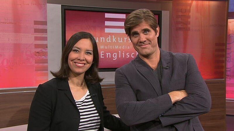 Das Moderatoren-Team von „Grundkurs Englisch“: Carolin Nyhuis und Eric Gladhart. – Bild: BR/​Günther Albrecht