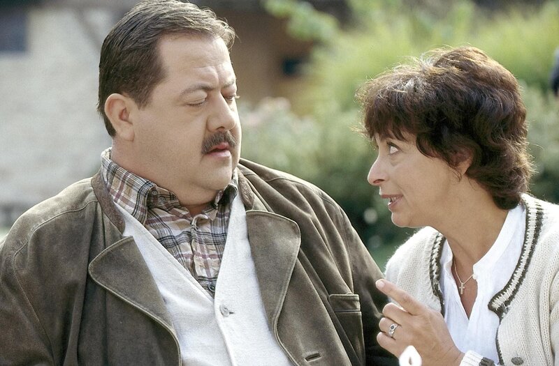 Was weiß die gesprächige Haushälterin (Joseph Hannesschläger, Conny Glogger)? – Bild: ORF/​Christian A. Rieger