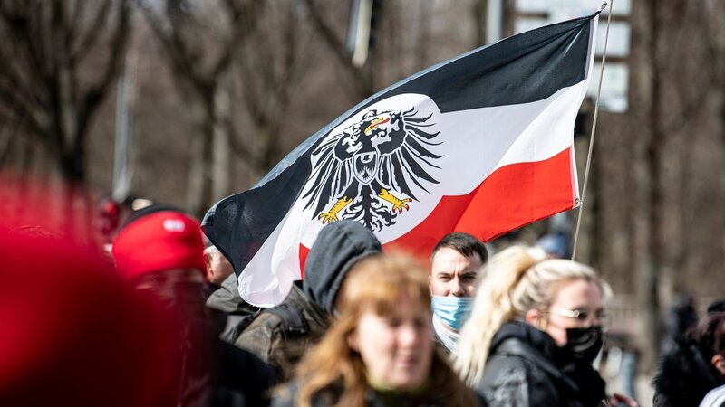 Protest unter der Flagge des Kaiserreichs – sogenannte Reichsbürger stellen die Legitimität und das politische System der Bundesrepublik Deutschland infrage. – Bild: ZDF