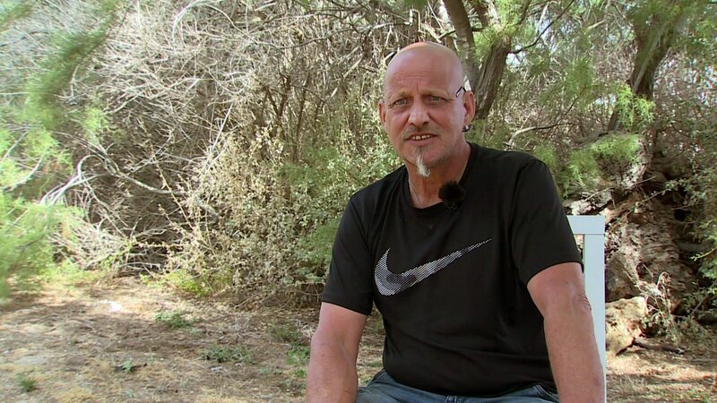 Stephan möchte aufgrund des bürokratischen Aufwandes und des, laut ihm, zu geringen Hartz-IV-Betrags, nach Mallorca auswandern. – Bild: RTLZWEI, Good Times Fernsehprodu