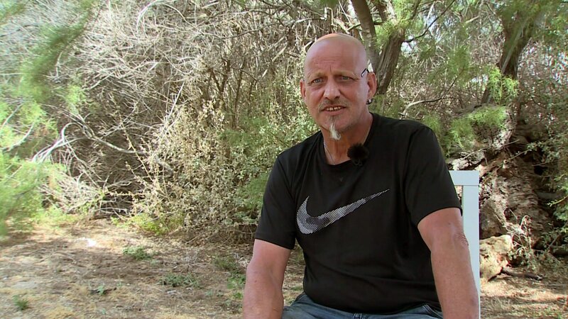 Stephan möchte aufgrund des bürokratischen Aufwandes und des, laut ihm, zu geringen Hartz-IV-Betrags, nach Mallorca auswandern. – Bild: RTLZWEI, Good Times Fernsehprodu