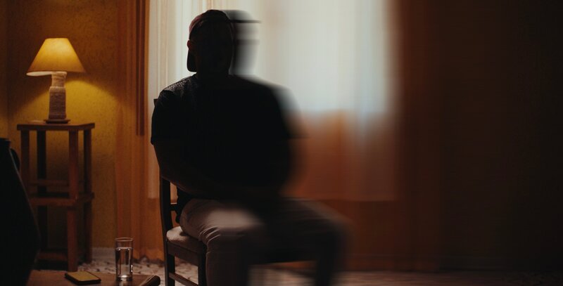 Nikolaj fällt es sichtlich schwer, über die Erinnerungen an die Gewalt in der Armee zu sprechen. – Bild: ZDF und Maciej Rolbiecki