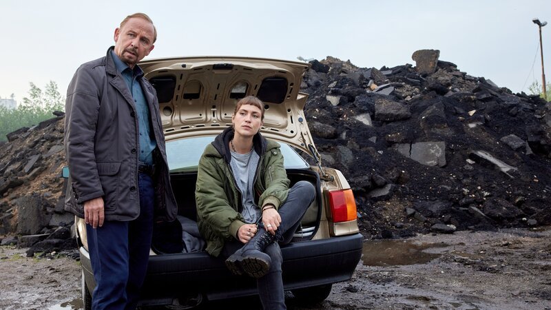 Karl Hidde (Alexander Held) und Jule Zabek (Sophie Pfennigstorf) machen sich auf den Weg zu dem Tatort mit der jungen Toten. Es ist Jules erster Einsatz mit ihrem neuen Chef Hidde. – Bild: Sandra Hoever /​ ZDF
