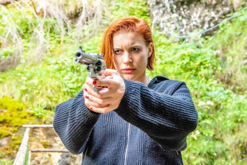 Larissa Melcher (Lisa Lena Tritscher) ist Kellnerin und ehemalige Hausbesetzerin mit einigen Vorstrafen. Stand sie in engerer Verbindung zu dem ermordeten Freund ihrer besten Freundin? – Bild: Stefanie Leo /​ ORF /​ Gebhardt Productions