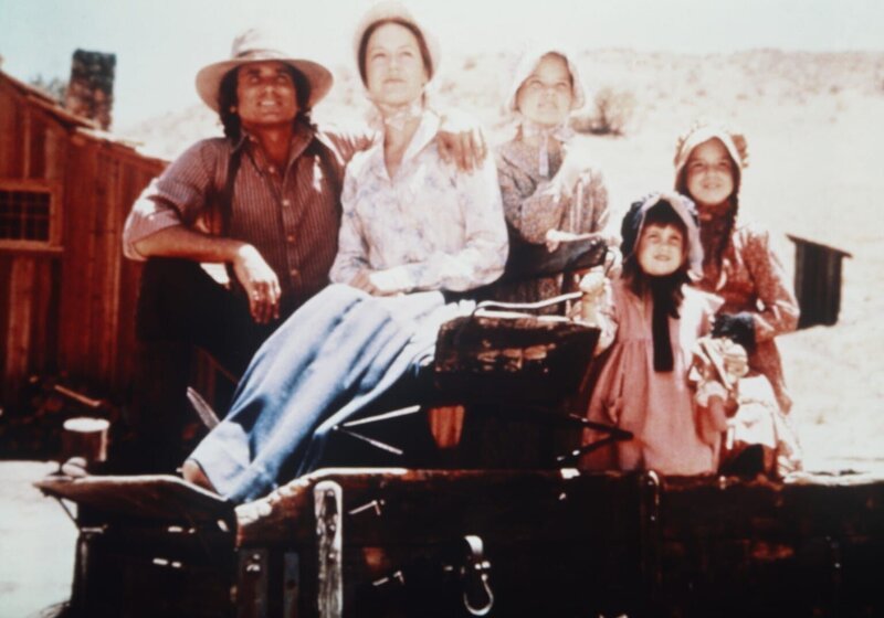 (v.l.n.r.) Charles (Michael Landon) und Caroline Ingalls (Karen Grassle) lieben das Leben mit ihren Kindern Mary (Melissa Sue Anderson), Carrie (Lindsay Sidney Greenbush) und Laura (Melissa Gilbert). – Bild: Worldvision