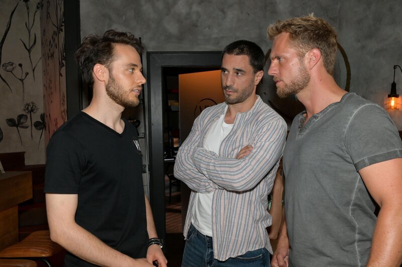 Robin (Fabian Hanis, l.) wird von Tobias (Jan Kittmann, M.) und Paul (Niklas Osterloh) überredet, seinen Geburtstag zu feiern. – Bild: RTL /​ Rolf Baumgartner