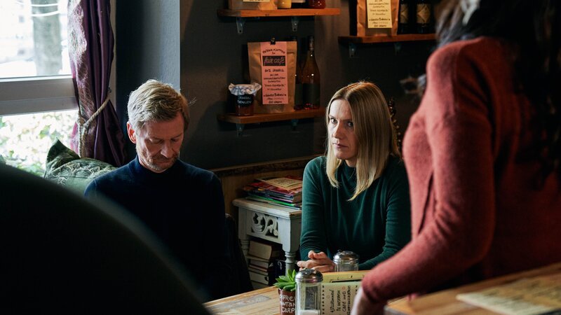 Stefan Schwab (Michael Kessler) und Anna Leitner (Bettina Lamprecht) beratschlagen sich. – Bild: Linda Nohr /​ Paramount Pictures