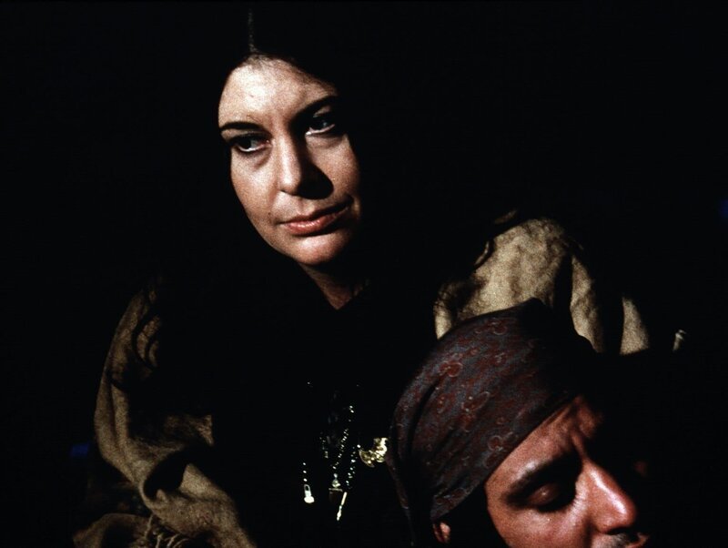 Das kranke Baby von Franzia (Karen Kondan, l.) braucht dringend Hilfe, doch das Clan-Oberhaupt Volta (Gregory Sierra, r.) ist zu stolz, um Hilfe anzunehmen … – Bild: Sat.1 Gold