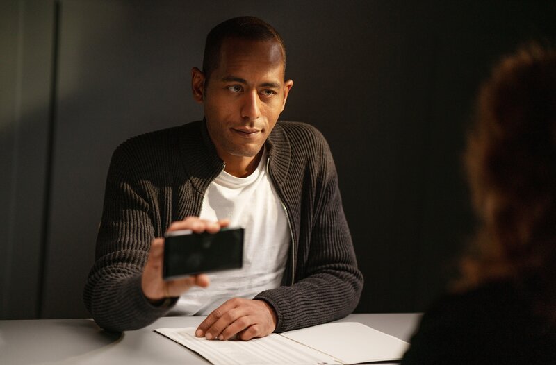 Jerry (Peter Marton) nimmt Rita Weiß in die Mangel – sie hat kein Alibi. – Bild: ARD/​Lucky Bird Pictures/​Angela M. Schlabitz