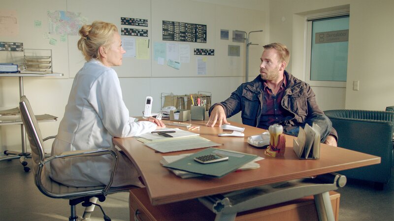 Isabell Lusebrink (Karen Böhne, l.) besitzt ein Dentallabor und hat mit dem toten Zahnarzt Dr. Urbach (Helge Gutbrod, nicht im Bild) jahrelang zusammen gearbeitet. Am Abend vor der Tat hat Frau Lusebrink den Toten bei einer Gala ersteigert. – Bild: ZDF/​Marc Meyerbröker