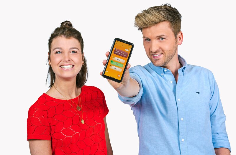 Auch online sehens- und hörenswert: der Tigerenten Club mit dem Moderationsduo Laura Knöll und Johannes Zenglein, vielen Spielen, Action, Spaß, und jeder Woche einem neuen Thema. – Bild: SWR/​Christian Koch