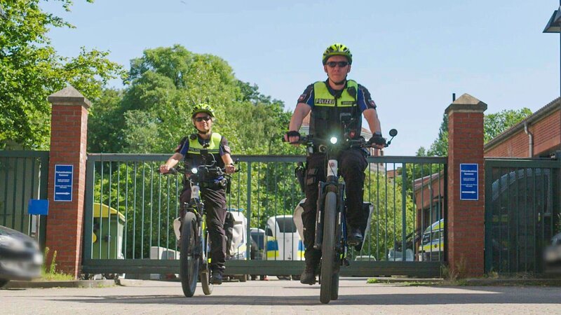 Fahrradpolizei – Bild: Warner Bros. Discovery
