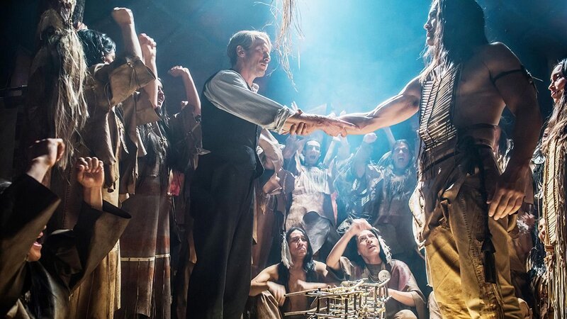 Das Land der Apachen soll geschützt werden: Old Shatterhand (Wotan Wilke Möhring, l.) und Winnetou (Nik Xhelilaj, r.) einigen sich auf einen Plan, der alle zufrieden stellen soll. – Bild: RTL /​ Nikola Predovic