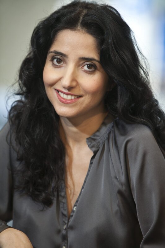 Özlem Sarikaya präsentiert das interkulturelle Magazin „puzzle“. – Bild: BR/​Martina Bogdahn