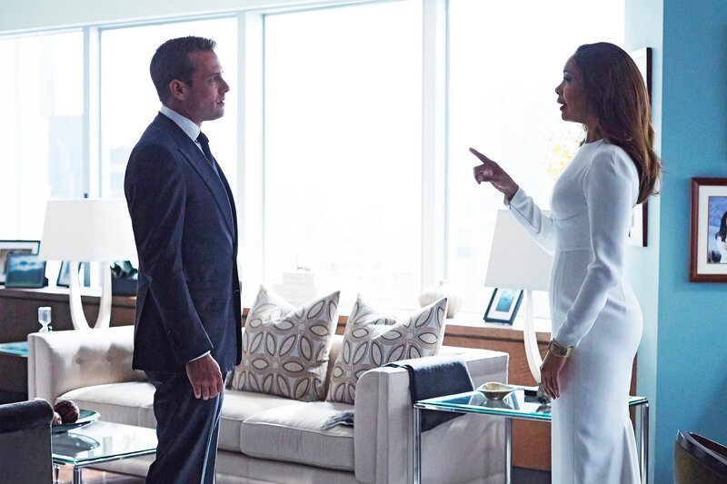 Im Fall von Mikes Anklage wegen Betrugs geht es auch darum, Schaden von der Kanzlei abzuwenden. Jessica (Gina Torres) und Harvey (Gabriel Macht) beraten über das beste Vorgehen. – Bild: USA Network /​ ZDF